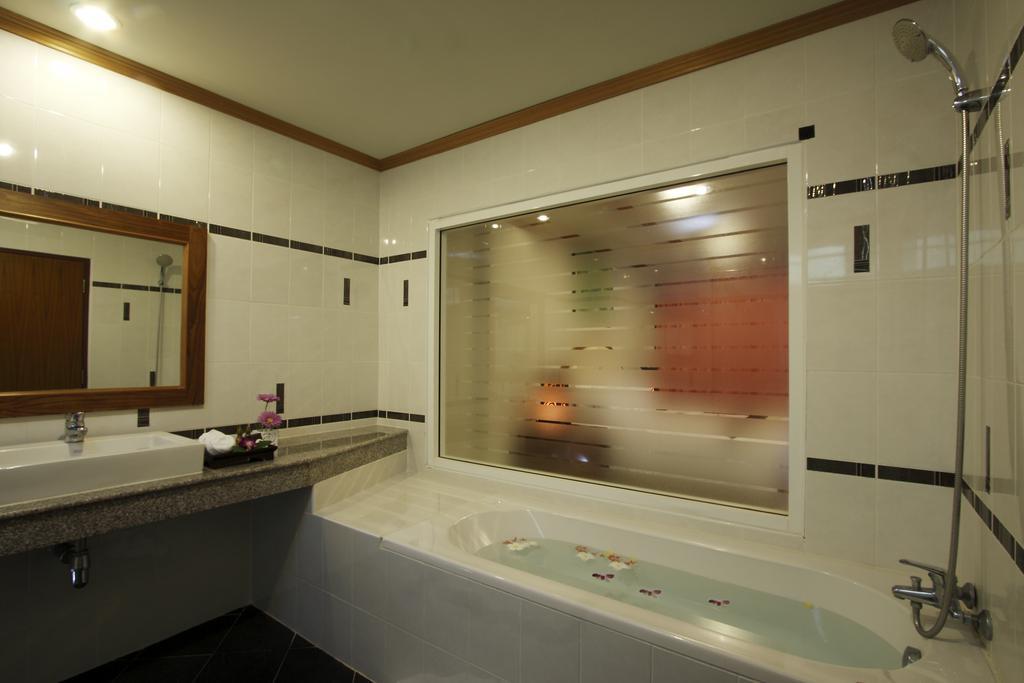 Blue Beach Club & Resort Patong Zimmer foto